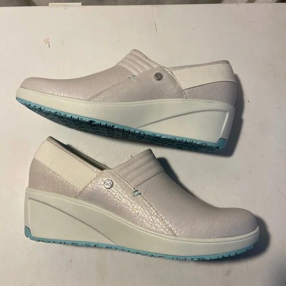 Infinity by Cherokee taupe metallic  color work clogs size 9 NWT - Picture 7 of 7